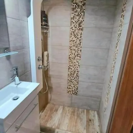 Liva Center Thessaloniki, Agias Sofias Lejlighed