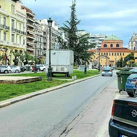 Liva Center Thessaloniki, Agias Sofias Lejlighed